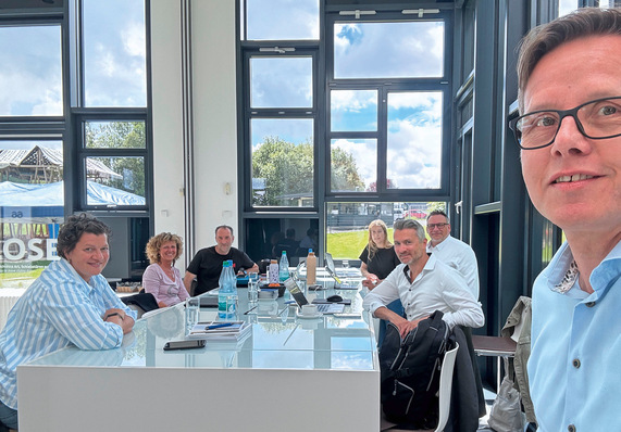 Austausch in Wilnsdorf: Die Redaktion traf sich mit den Siegenia-Experten.