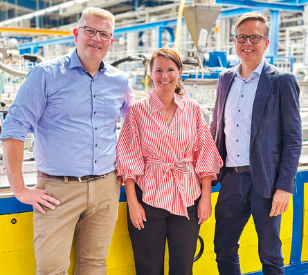 v.l.: Vertriebsleiter Marcus Müller, Luisa Gargiulo und GW-Chef﻿redakteur Daniel Mund.