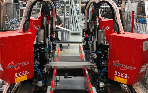 Mit den jüngsten Investitionen in diese spezielle Schweißmaschine, die auch das Fräsen mit ­erledigt, hat Terhalle im Bereich der Eckausbildung den nächsten Schritt gemacht.