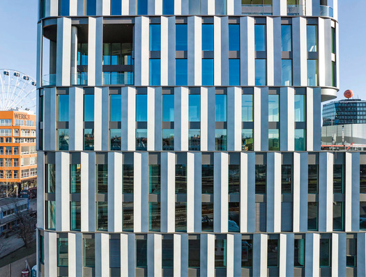 Eine spannende Dreidimensionalität der Fassade entsteht durch das Schattenspiel der abwechselnd konvex und konkav angeordneten V-Elemente.