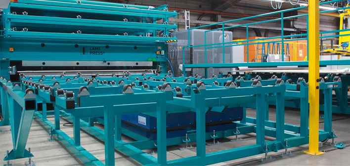 In Bremen nutzt caleoglas eine LamiPress mit einem Nutzmaß von 4 × 3 m. Die Glaspakete werden über den ­sogenannten „LamiStore“ zugeführt, hier mit einer Zu- und Ableitung über Eck.