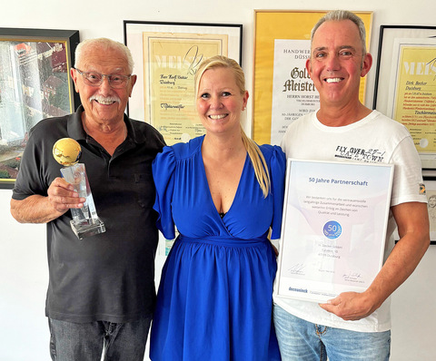 Die Unternehmenschefs Horst Becker (l.)
und Dirk Becker 
freuen sich zusammen mit Julia Frommann
(Gebietsverkaufsleiterin Deceuninck) über 50 Jahre erfolgreiche Partnerschaft.