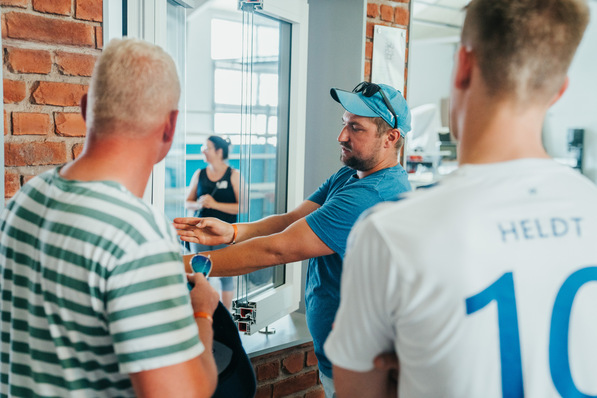 Vier Gruppen durchliefen verschiedene informative Tour-Etappen.