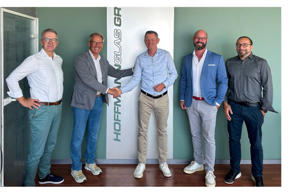 v.l.: Bernhard Feldmann (Geschäftsführer Region Nord, Semco), Hermann Schüller (geschäftsführender Gesellschafter, Semco), Thorsten Hoffmann (geschäftsführender Gesellschafter, HoffmannGlas), Michel Schüller (Geschäftsführer für Vertrieb, Unternehmenskommunikation und IT, Semco) und Alexander Akgül (technischer Geschäftsführer, Semco).