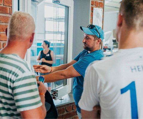 Vier Gruppen durchliefen verschiedene informative Tour-Etappen.