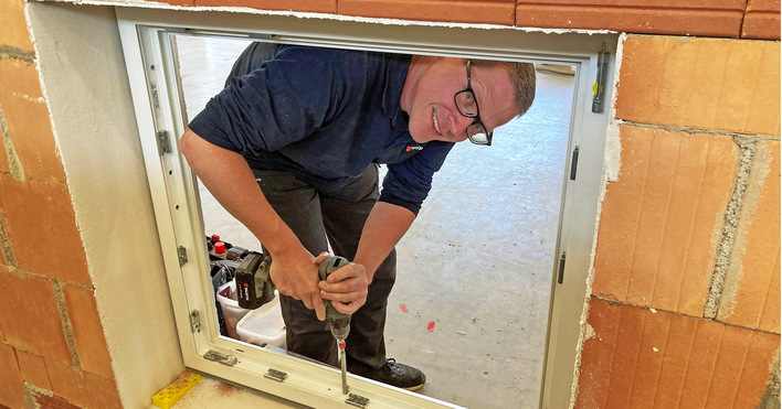 Dr. Jürgen Küenzlen bei einem Versuchsaufbau beim ift in Rosenheim.