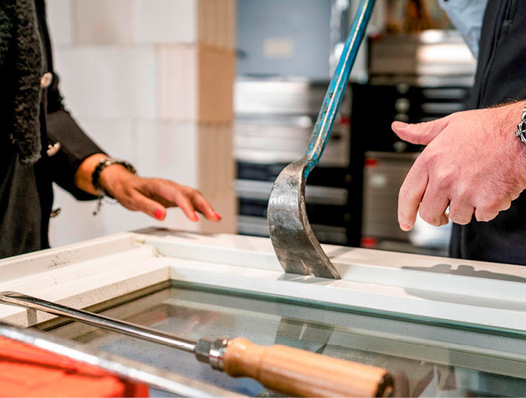 Einbrecher fahren in vermeintlich lohnender Umgebung – Stichwort Villenviertel – neben dem Brecheisen, Hammer und Schraubendreher oftmals schwerere Geschütze auf und bedienen sich beispielsweise eines Kuhfußes.