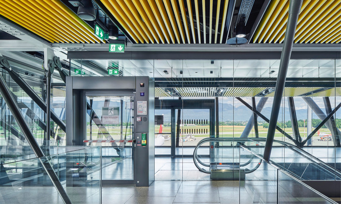 Die Aufenthaltsbereiche und Wegeführungen im neuen Terminal wurden mit Profilsystemen von Forster realisiert, um die hohen Ansprüche an Brandschutz und Sicherheit zu erfüllen.