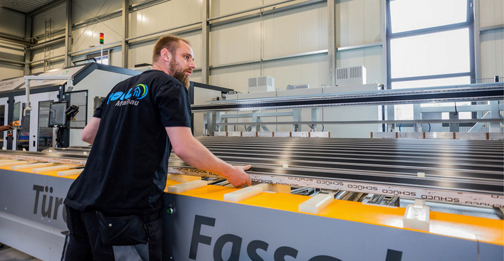 Beladung mit Schüco-Profilen: Werkstattleiter Matthias Bertram am neuen Alu-Composite-BAZ von Schirmer.