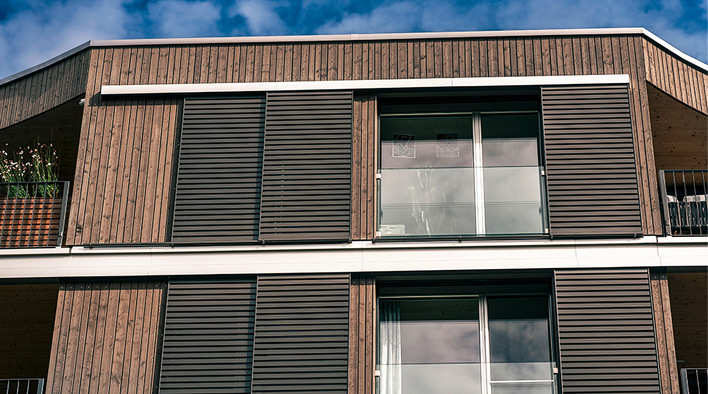 Alternativ können die Schiebeläden über einen Sonnenwächter automatisch in Abhängigkeit von der Sonneneinstrahlung geöffnet und geschlossen werden.