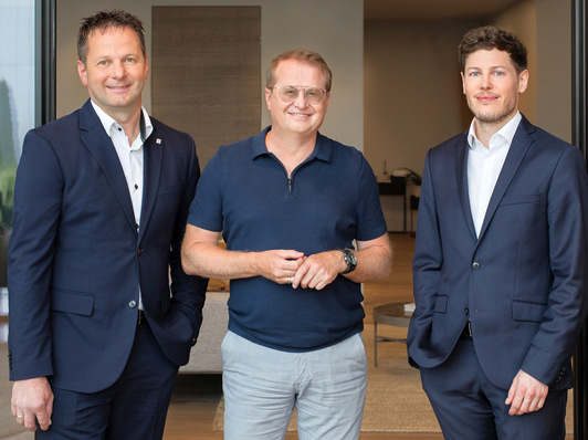 Gerhard Kasbauer komplettiert das Trio der Geschäftsführung der Josko-Scheuringer Gruppe und Josko Fenster und Türen. Am Bild (v.l.): Gerhard Kasbauer (COO), Johann Scheuringer (CEO und Mehrheitseigentümer), Stefan Wagner (CSO & CFO).
