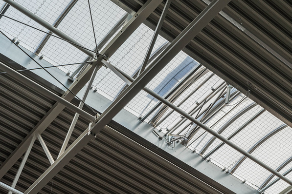 Durchsturzsicherungen des Typs DSL aus verzinktem Sicherheitsdrahtgitter mit einer Maschenweite von 90 x100 mm sorgen für ein sicheres Betreten des Daches.