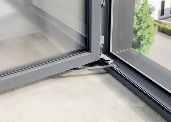 Durch den Schutz von Flügel und Bandseite steigert der neue TITAN Öffnungsbegrenzer 90° die Langlebigkeit von Fenstern und reduziert den Wartungsaufwand. Auch in puncto Bedienkomfort zeigt er Stärken.