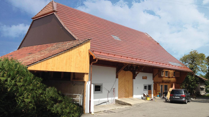 Solche Lösungen wie hier die terracottaferbanen Dachziegel sollten für den Denkmalschutz keine Hürde darstellen.