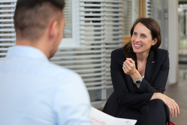„Roto wird als ein besonders attraktiver und sicherer Arbeitgeber wahrgenommen“, freut sich Claudia Wirth, Leitung Corporate HR der Roto Frank Fenster- und Türtechnologie GmbH. Im Wettbewerb um qualifizierte und engagierte Mitarbeitende habe sich das Unternehmen nicht nur in Deutschland einen Vorsprung erarbeitet, der weiter ausgebaut werden soll. „Indem wir die Bedürfnisse unserer Mitarbeitenden sehen und ernst nehmen, schaffen wir ein Klima, in dem alle gerne und erfolgreich daran mitwirken, die Zukunft nachhaltig zu gestalten.“