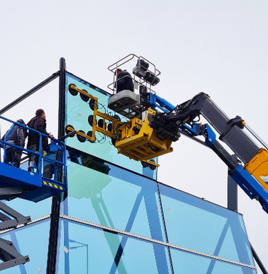 Verglasung mit Heavydrive Montagekran in Kombination mit dem Überkopf-Manipulator