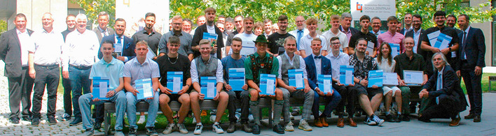 ﻿Die frischgebackenen Junggesellen mit Lehrern und Gästen bei der Verabschiedung.