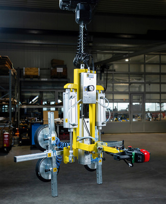 Die Hebetechnik von Hova erleichtert den Arbeitsalltag in der Produktion. Neben den fest installierten Hebegeräten bietet Hova auch mobile Vakuumheber an.
