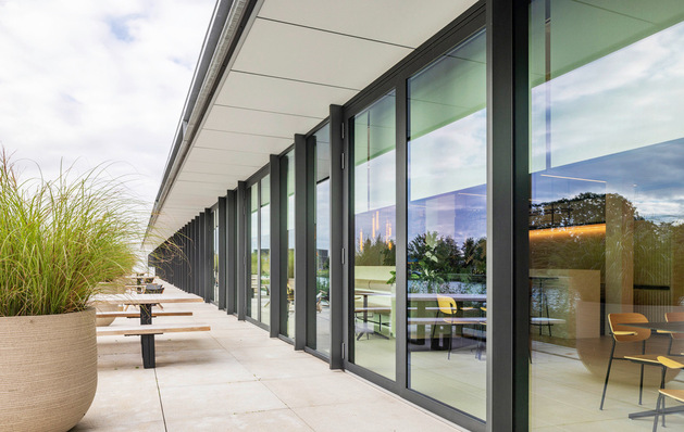 Das   Ziel   der   Kooperation   von   Saint-Gobain   Glass   und   dem   dänischen   Textilspezialisten Kvadratas Shade ist es, das Zusammenspiel zwischen Sonnenschutzgläsern und ­innenliegendem Sonnenschutzgewebe perfekt aufeinander abzustimmen.