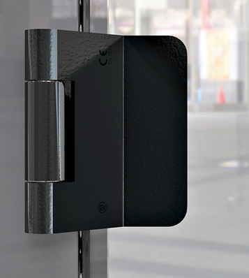 Elegant und dezent unterstützen die Bandlösungen von Breuer & Schmitz die Wirkung von Glas­türen. Hier das 3D-System VZX für stumpf anschlagende Türen in der Farbe Mattschwarz.