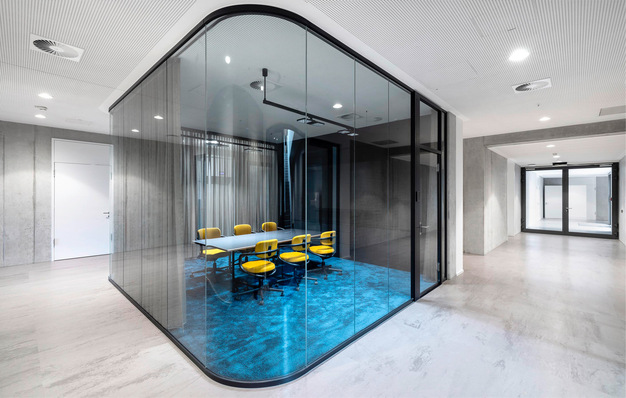 Die Besprechungsräume mit ihren ­gebogenem Glaswänden setzen in der Kanzlei besondere Akzente.