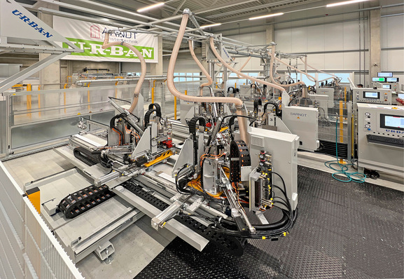 Blick auf die neuen Schweißanlagen von Urban. Die anschließende vollintegrierten Montage von Schwellen sowie Kämpfern und Pfosten sorgt für einen durchgängig ­strukturierten Fertigungsprozess.