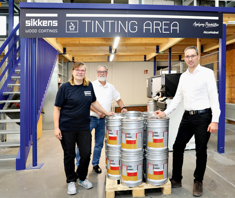 Petra Sanow, Bernd A. Bünger, Sikkens Wood Coatings Fachberater von AkzoNobel und Andy Mrowiec
