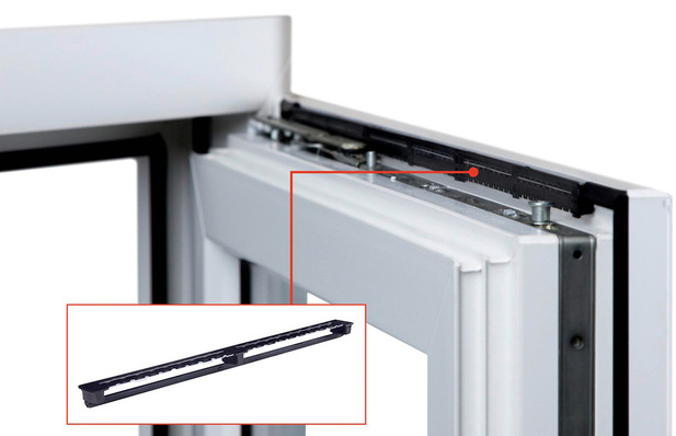 Der arimeo Fensterfalzlüfter ersetzt die Flügelüberschlagsdichtung und wird einfach in deren Nut eingeclipst.