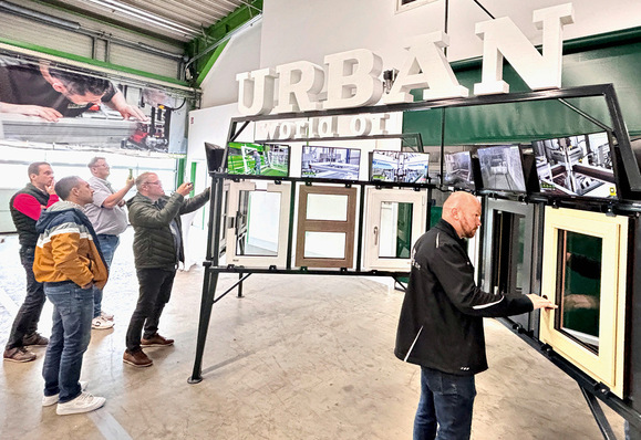 Fenster ohne sichtbare Nut und Fensterwerkstoffkombinationen waren die Attraktion der Ausstellung in der Maschinenhalle auf dem Urban-Gelände.