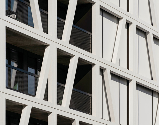 Die durchgehenden Loggien erlauben bereits ­eine natürliche Verschattung der raumhohen Fensterfronten. Für den außenliegenden Sonnen- und Blendschutz wählten die Architekten zusätzlich windstabile