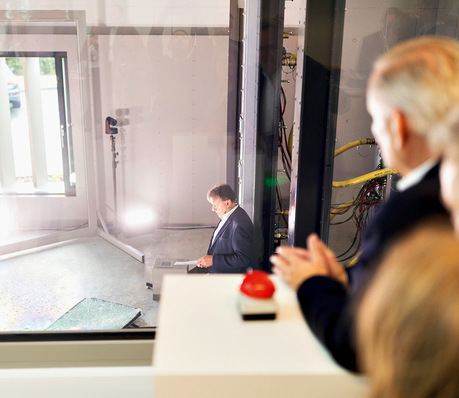 Im Multifunktionsprüfstand des Sälzer Kompetenzzentrums werden die hochsicheren Systeme des Unternehmens bis an ihre Grenzen und darüber hinaus getestet.