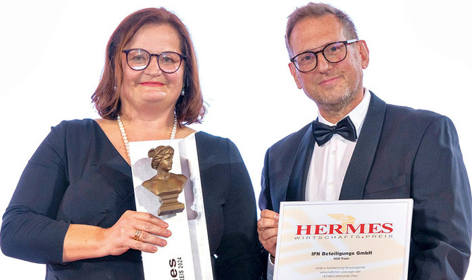 Anette Klinger, IFN-Miteigentümerin, mit Laudator Friedrich Csörgits, Herausgeber LEADERSNET Immobilien, bei der Preisverleihung am 11. Oktober in der Wiener Hofburg.