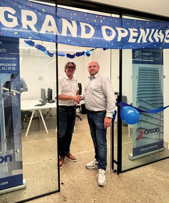 Andreas Winter (arcon GF, links) und Florian ­Batikei (GF arcon USA) bei der Eröffnung der ­arcon Niederlassung in Jersey City, USA.