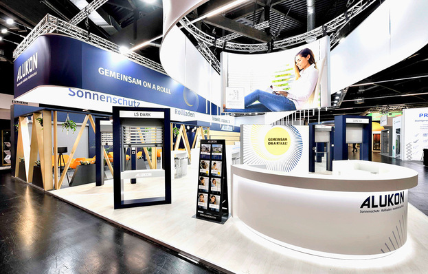 Der neue Messestand von Alukon auf der BAU 2025 steht thematisch im Einklang mit der aktuellen Markenkampagne „Gemeinsam on a Rolll“.