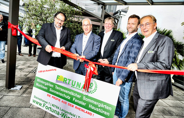 Bei einer Feierstunde konnte der Bürgermeister der Stadt Langenfeld Frank Schneider auch ­Neuheiten wie zum Beispiel ein Terrassendach mit Photovoltaik einweihen. (vlnr.) Sven Köhler, Bürgermeister Frank Schneider, Thomas Köhler, Stefan Holtgreife und Guido Köhler.