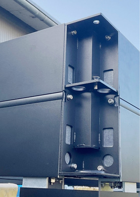 An den Ecken werden die seitlichen Rahmenelemente des Daches und die Stützen verschraubt – im Anschluss versteckt eine Abdeckung die Schrauben.