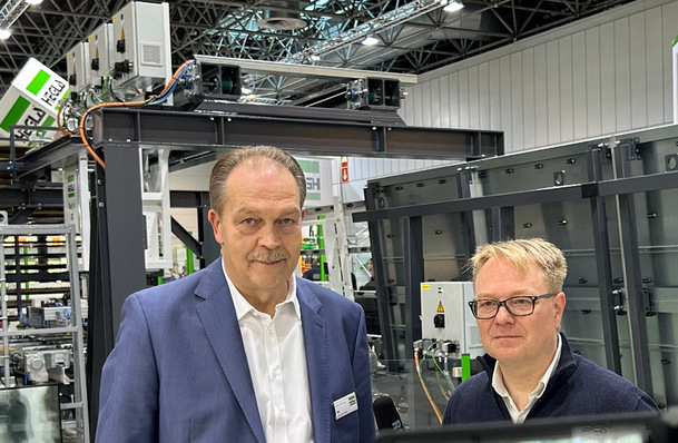 Hegla CEO Bernhard Hötger mit GW Redakteur Matthias Rehberger auf dem Hegla Stand auf der glasstec 2024. 