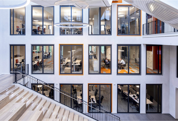 In der Firmenzentrale der Med 360° in Lever­kusen sorgen die eingesetzten Sicherheistgläser für eine hohe Transparenz sowie gleichzeitig auch für den Brandschutz und die Absturzsicherung.