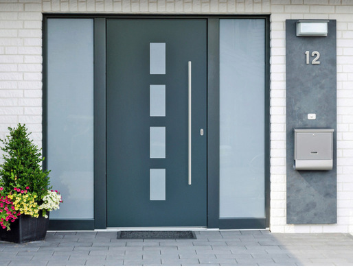 Aluminium-Haustüren von German Windows sind in vielen Farben von Verkehrsweiß bis Anthrazitgrau erhältlich. Form, Größe und Anordnung der Lichtausschnitte richten sich nach dem Modell. Zudem können Seitenteile vollflächig mit einem Ornamentglas bestückt werden.