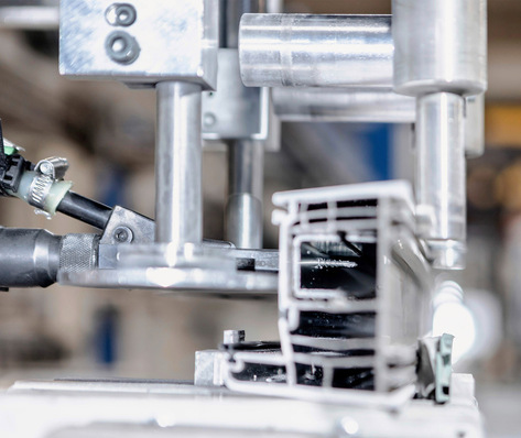 Zur Anpassung an die Gealan-Profile, die in der Fertigung von Helmut Meeth verarbeitet werden, erhält das Unternehmen die SPE-Schraube als verkürzte Sonderanpassung.