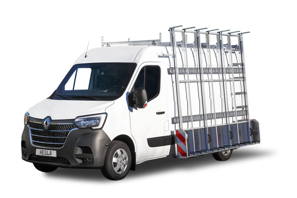 Alt-Text: „Weißer Transporter mit spezialisierten Glastransportgestellen an der Seite, ideal für den sicheren Transport von Glasplatten und -elementen bei Bauprojekten in der Fenster- und Fassadentechnik. - © Hegla