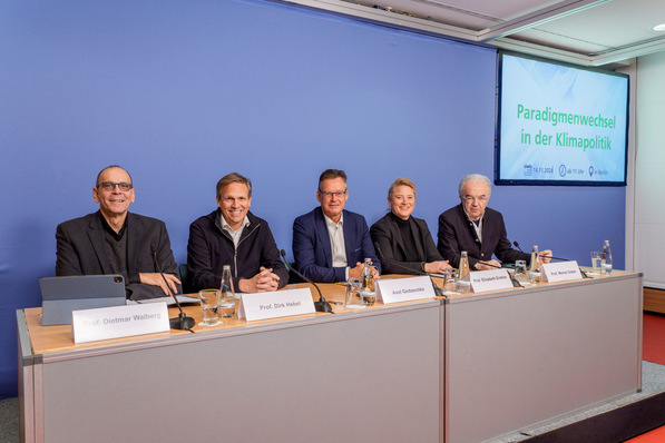 Fünf namhafte Wissenschaftler aus den Fachbereichen Architektur und Ingenieurwesen haben am 14.11. in Berlin einen grundlegenden Kurswechsel in der Klimapolitik des Gebäudesektors gefordert.v.l.: Prof. Dietmar Walberg, Prof. Dirk Hebel, Axel Gedaschko, Prof. Elisabeth Endres, Prof. Werner Sobek