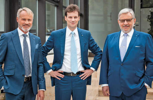 Übergang auf die dritte Generation – Christian Hoppe (40, Mitte) übernimmt bei HOPPE die operative Führung von seinem Vater Wolf Hoppe (72, rechts) und seinem Onkel Christoph Hoppe (62, links)
