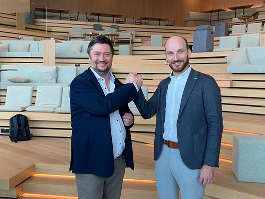 Christoph Höhbauer, Geschäftsführer HÖHBAUER GmbH (rechts) und Benedikt Müller, Geschäftsführer Deutschland Loxone Electronics (links) verkünden gemeinsam die neue Partnerschaft der beiden Unternehmen.