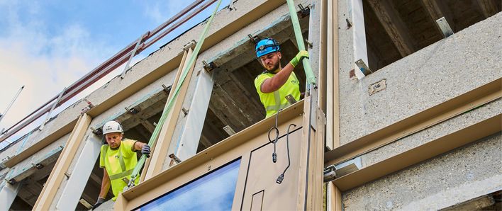 Hier die Montage der neue Elementfassade auf Basis der Wicona Wictec EL (aus dem CO2-emissionsarmen Hydro Circal 75R Aluminium).