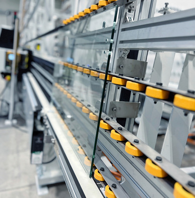 Die Anlage ist vollständig virtualisiert, sodass die ­Scheiben an definierten Checkpoints über Sensoren ab­geglichen werden können. Dies ermöglicht eine automatische Anpassung der Dynamiken.