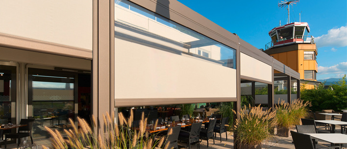 Für Transparenz, viel Lichteinfall und einen uneingeschränkten Blick nach draußen besitzen alle Vertikalmarkisen ein Panoramafenster.