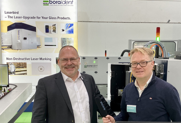Hegla boraident CEO Dr. Thomas Rainer (l.) erläutert im Gespräch mit GW Redakteur Matthias Rehberger die Details zu dem mobilen Laser zum Upgrade von Fassadengläsern. 