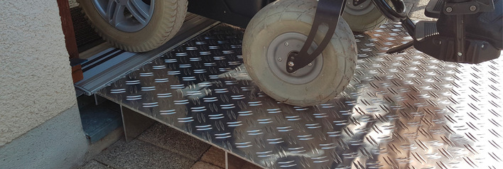 Der Kunde ist überglücklich und kommt mit der neuen Lösung türanschlagfrei und einfach nach draußen.