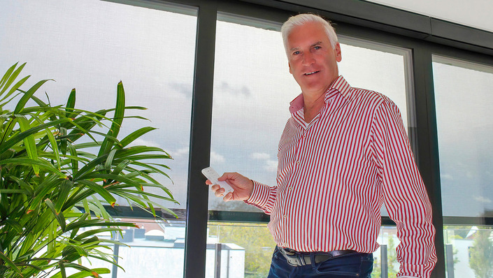 Modern und offen gestaltet: Auch bei herunter gefahrenen Screens, die das ­Penthouse vor Überhitzung schützen und ebenso ungewollte Blicke von außen ­abhalten, ist es im Wohnbereich hell genug.